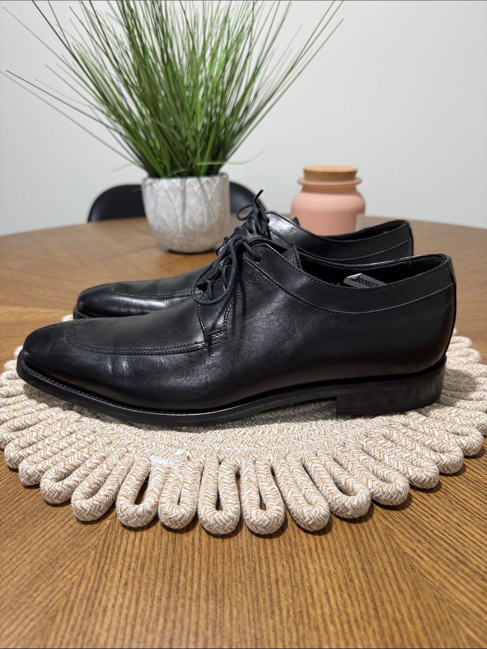 To Boot New York mens 8 black apron toe leather dress shoes EUC